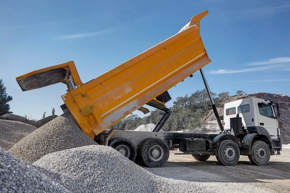 Comment ajustez-vous l'élévation du cylindre hydraulique du camion à benne basculante？