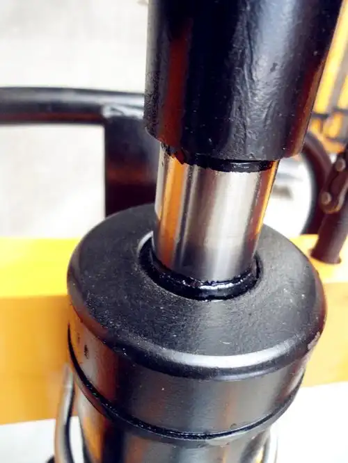 Quels signes indiquent que le vérin hydraulique a besoin d’entretien ?