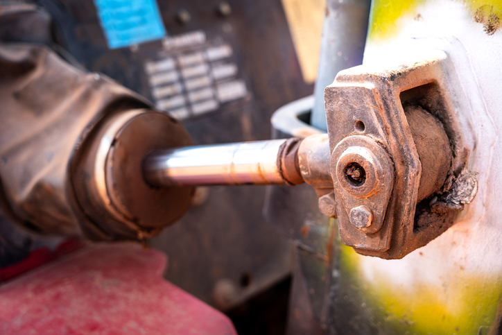 Comment les vérins hydrauliques s’adaptent-ils aux environnements d’installation complexes ?